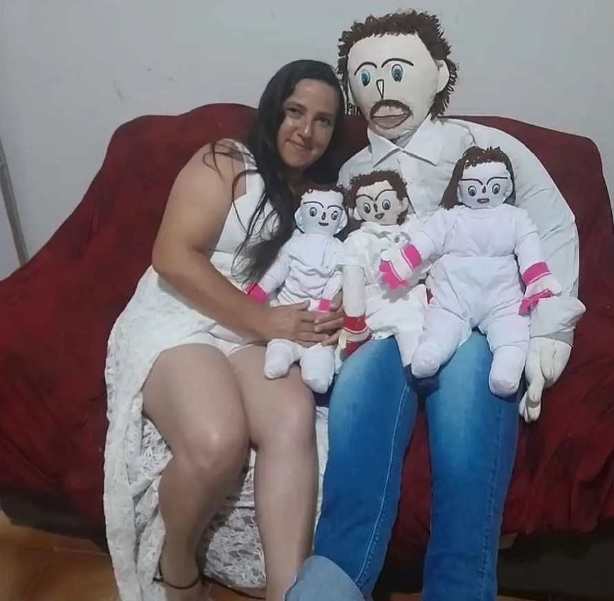 Жінка у шлюбі з ганчірковою лялькою "народила" трьох дітей, а тепер змушена була пробачити зраду